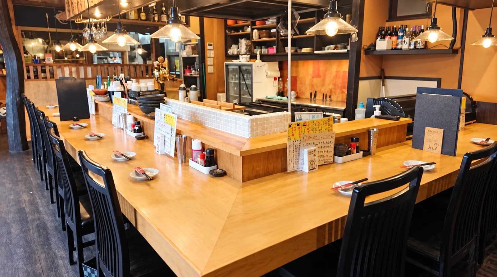 室見店の木のカウンター席